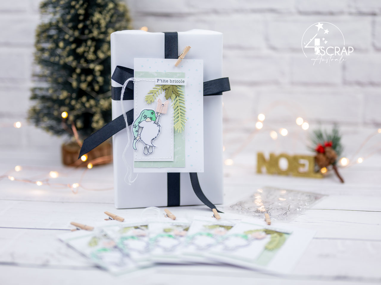 Création d'étiquettes cadeaux pour Noël avec un adorable petit lutin qui porte son cadeau et un fond embossé à la pâte de texture.