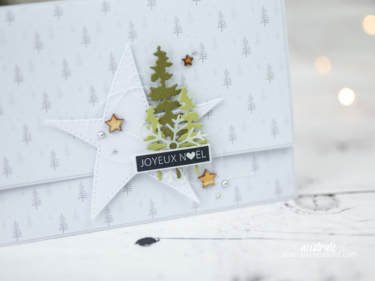 Création d'une pochette cadeau avec rabat aimanté, étoiles, sapins et étiquette façon dymo.