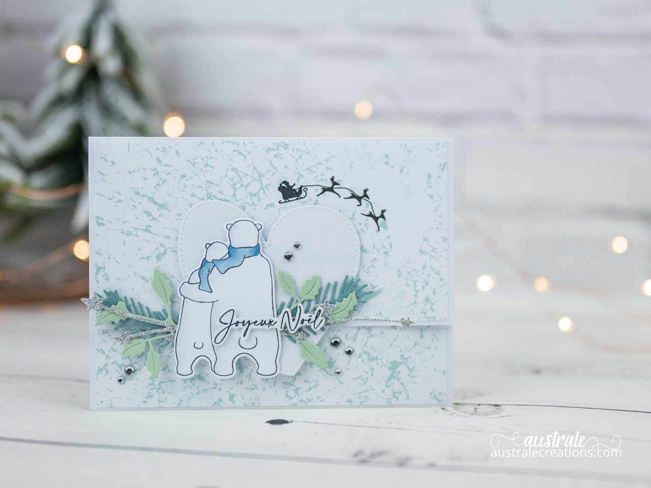 Création d'une pochette cadeau avec rabat aimanté, ours polaire, coeur, traineau volant et feuillages.