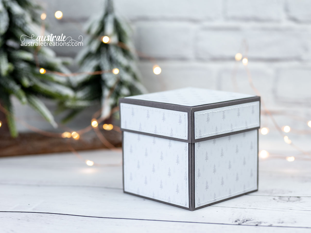Création d'une boite cadeau à explosion qui cache 3 pochettes cadeaux surprises et une boule de neige maison et sapins.