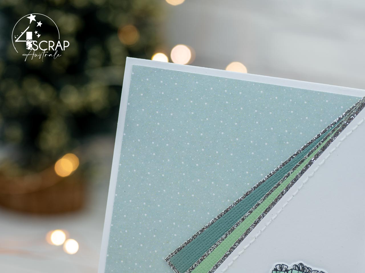 Création d'un carte de noël avec la mère Noël qui porte des cadeaux sur fond neige et effet sapin.