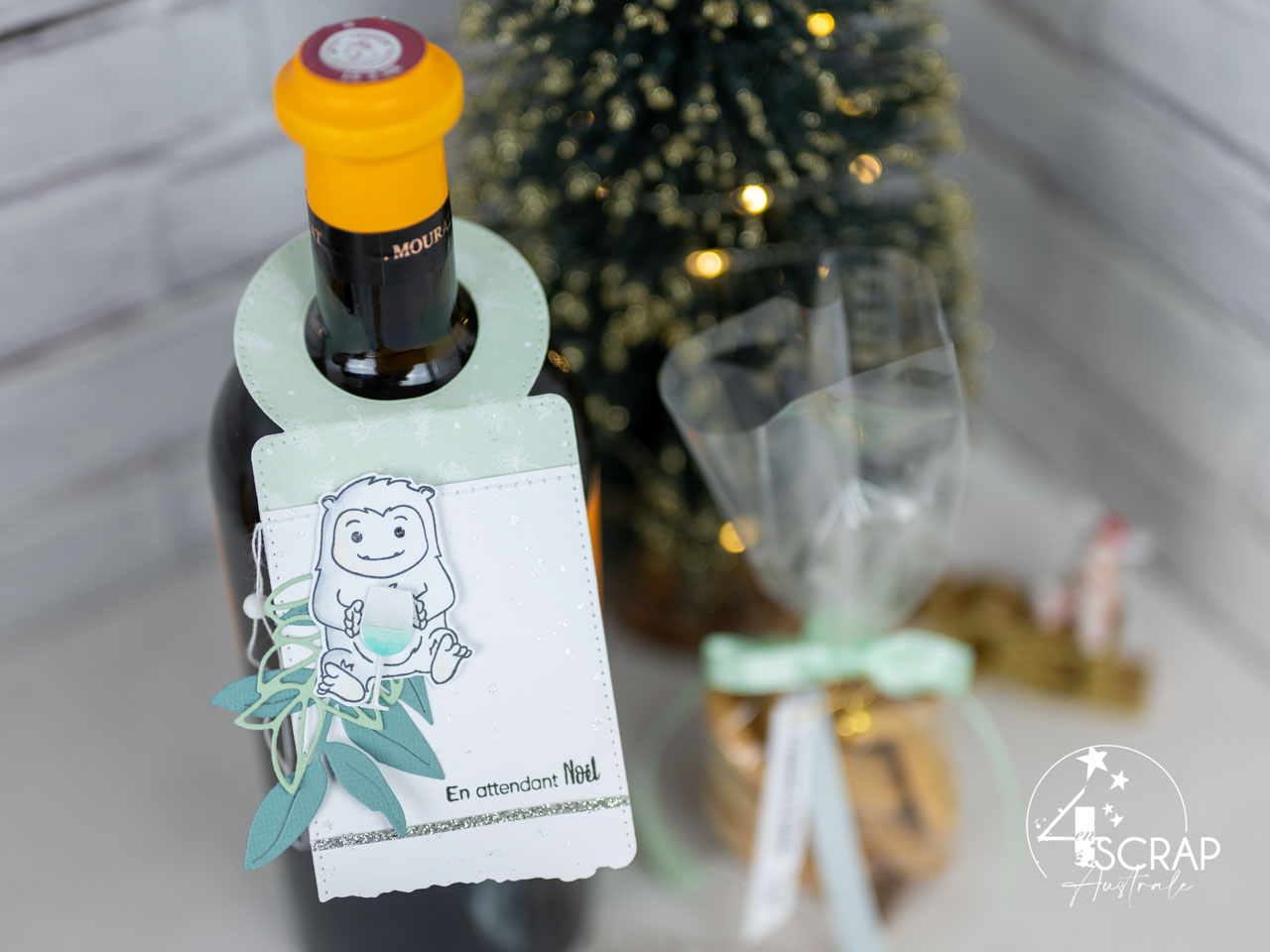 Création d'une étiquette cadeaux de bouteille avec feuillages et yéti tenant un verre de liqueur givrée réalisée avec la planche yéti amo de 4enscrap.