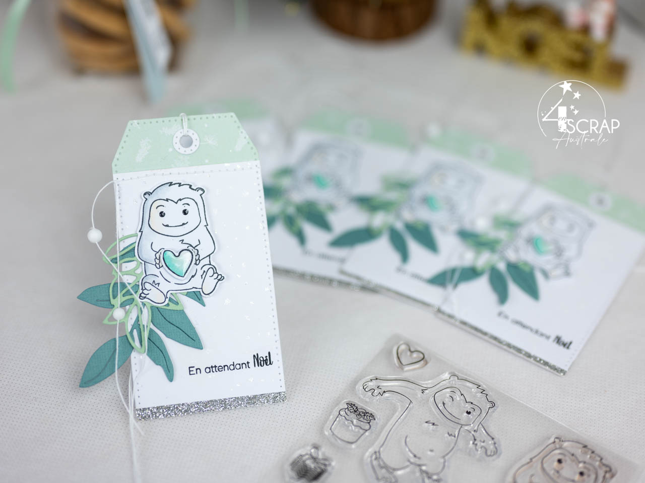 Création d'un ensemble d'étiquettes cadeaux avec feuillages et yéti tenant un joli coeur réalisées avec la planche yéti amo de 4enscrap.