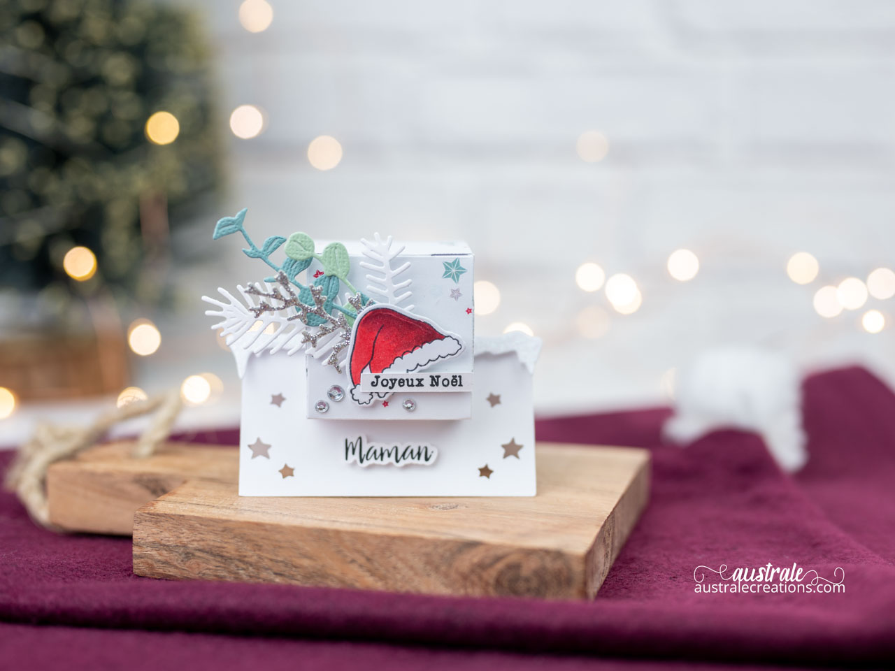 Création d'une série de marque-places support de boite pour décorer la table de Noël avec étoiles, bonnet et feuillages de 4enscrap.