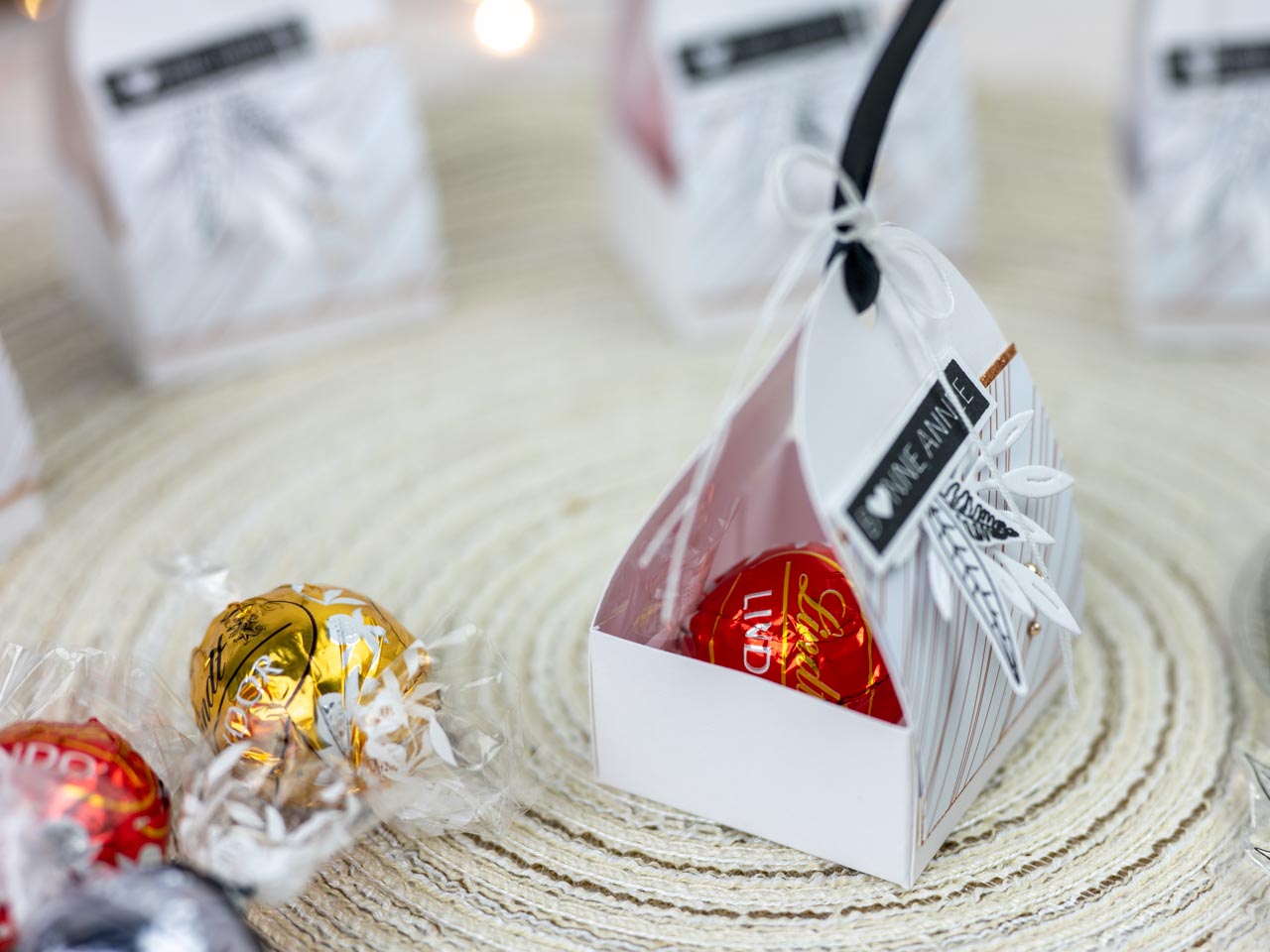 Création d'une boite cadeau d'invité pour y glisser des gourmandises chocolatées à l'occasion du réveillon du nouvel an.