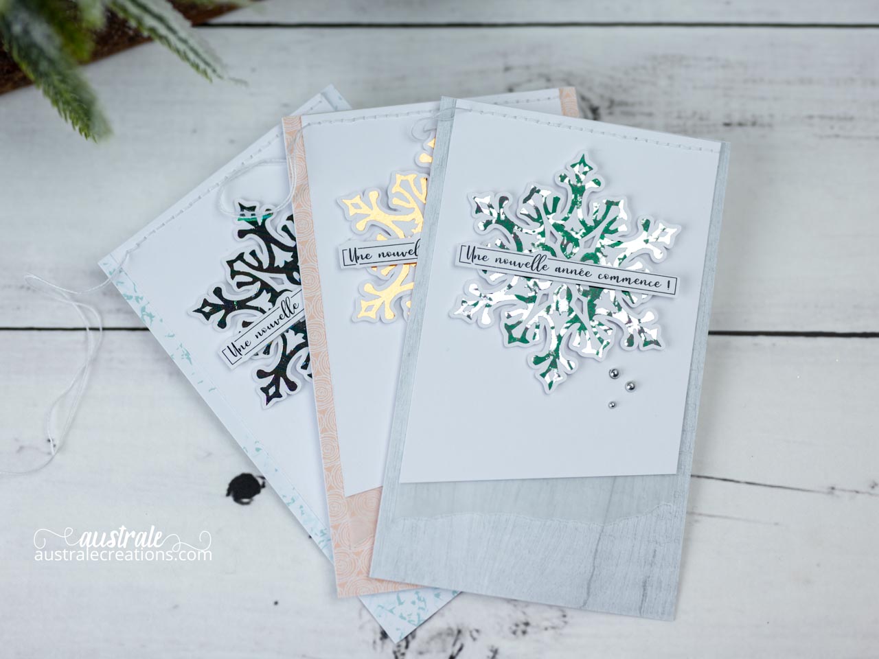 Création d'une carte de vœux en série avec papiers de 4enscrap, flocons embellis au foil et étiquette maison.