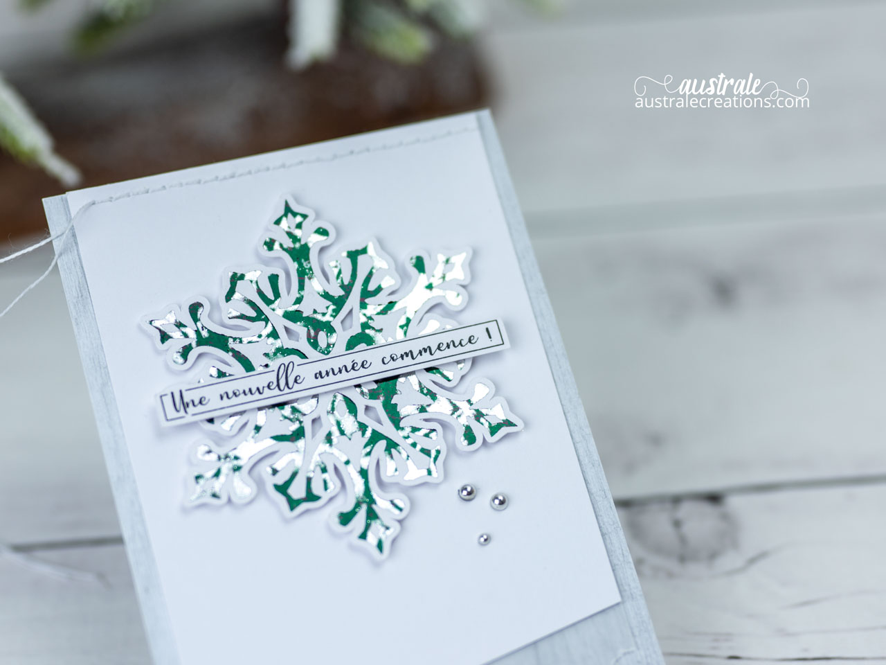 Création d'une carte de vœux en série avec papiers de 4enscrap, flocons embellie au foil et étiquette maison.