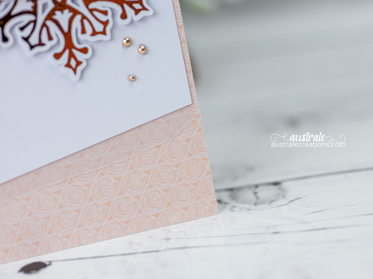 Création d'une carte de vœux en série avec papiers de 4enscrap, flocons embellis au foil et étiquette maison.