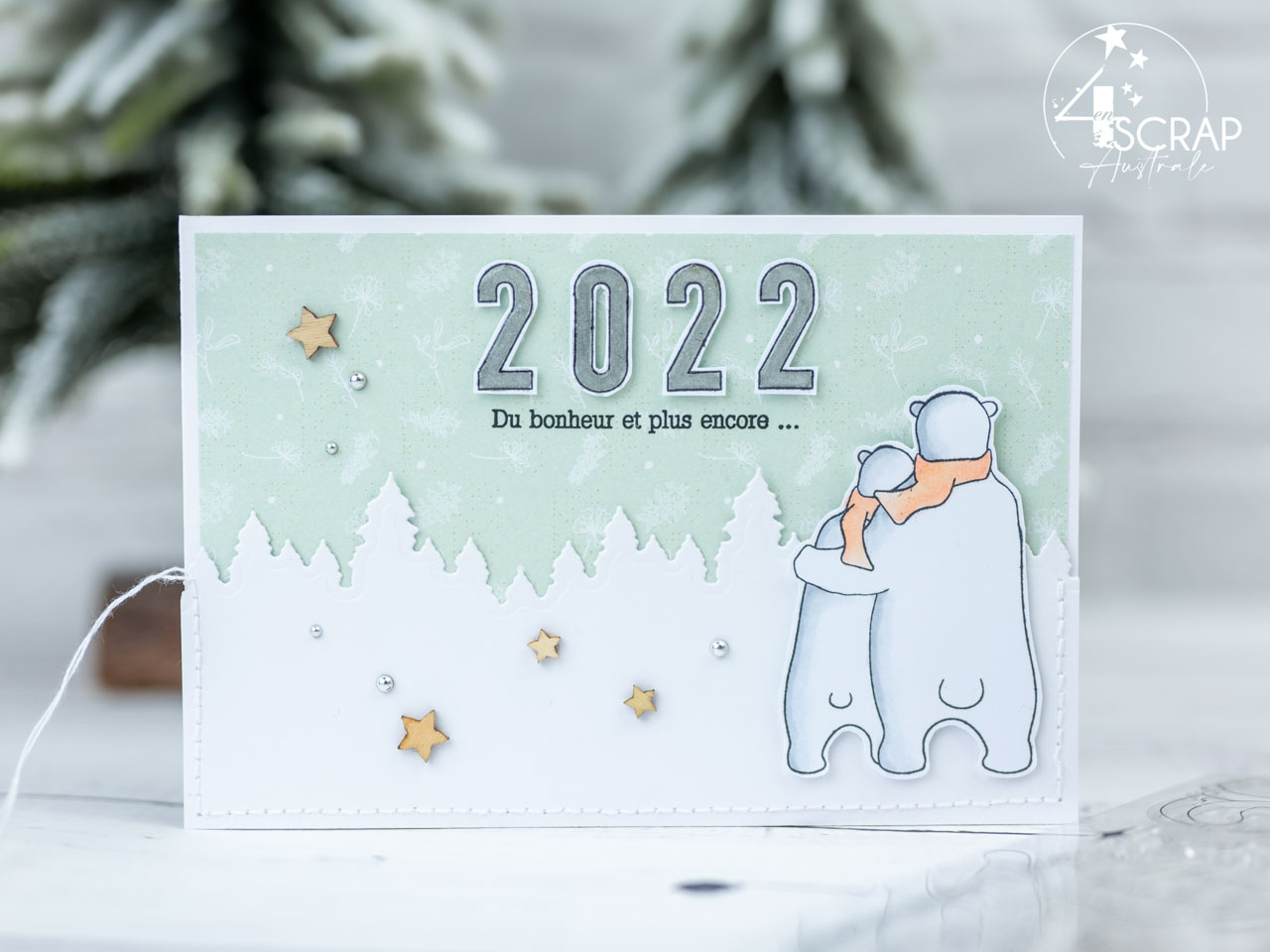 Création d'un duo de cartes de voeux dans un combo en vert et gris avec les chiffres 2022 argentés et glossy, petit oiseau et couple d'ours sur fond de sapins.