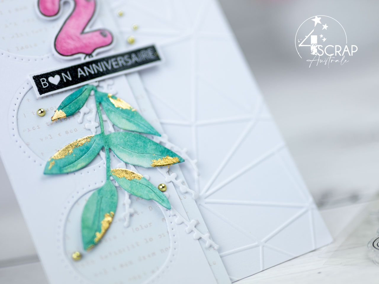 Création d'une carte d'anniversaire, 2 ans, chiffre ballon et feuillage aquarelle embelli à la feuille d'or pour la collection anniversaire de 4enscrap.