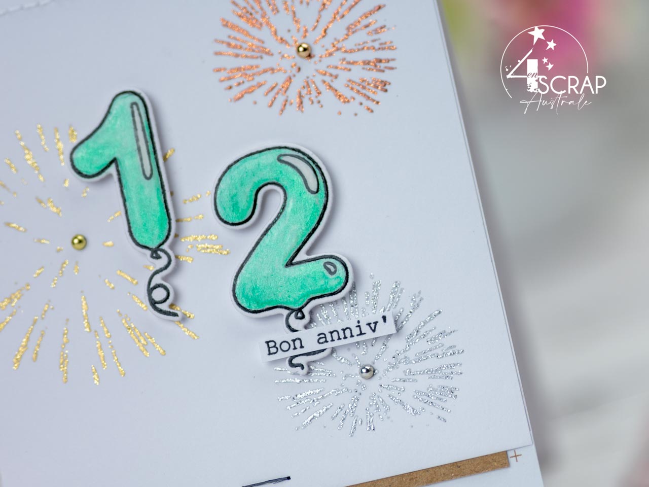 Création d'une carte d'anniversaire avec le chiffre 12 an ballons, feux d'artifices et définition pour la collection anniversaire de 4enscrap.