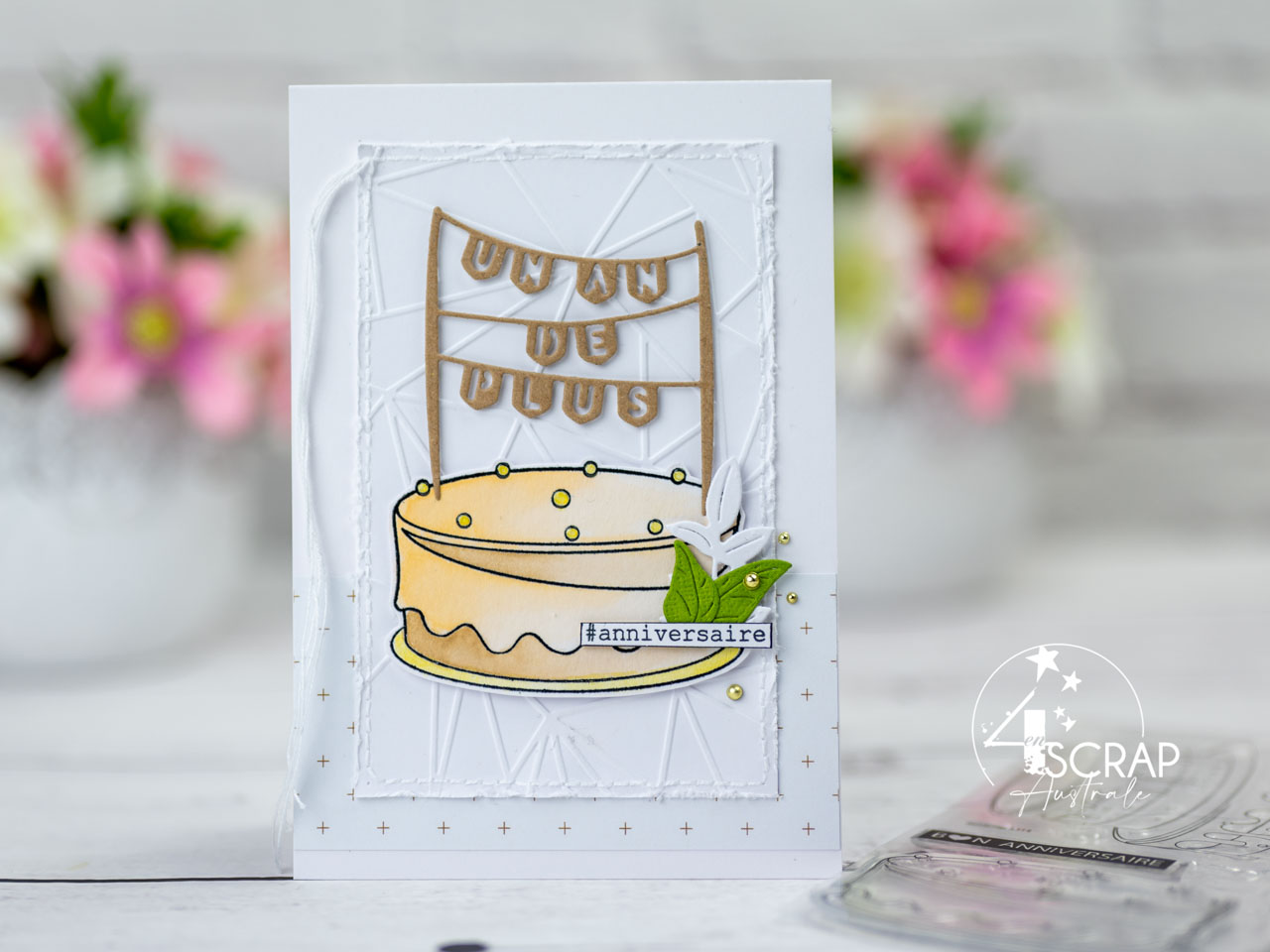 Création d'une carte d'anniversaire avec un gros gâteau mis en couleur à l'aquarelle, topper texte, hashtag anniversaire et quelques feuillages pour la collection anniversaire de 4enscrap.