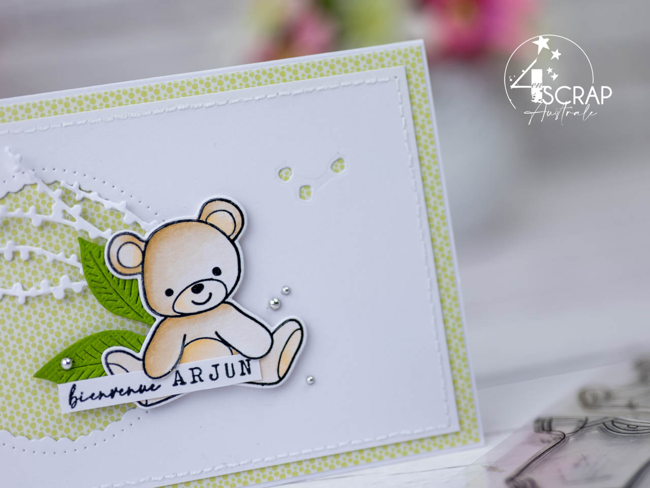Création d'une carte de naissance avec un petit ourson à l'aquarelle, feuillage et fenêtre festonnées en 4enscrap.