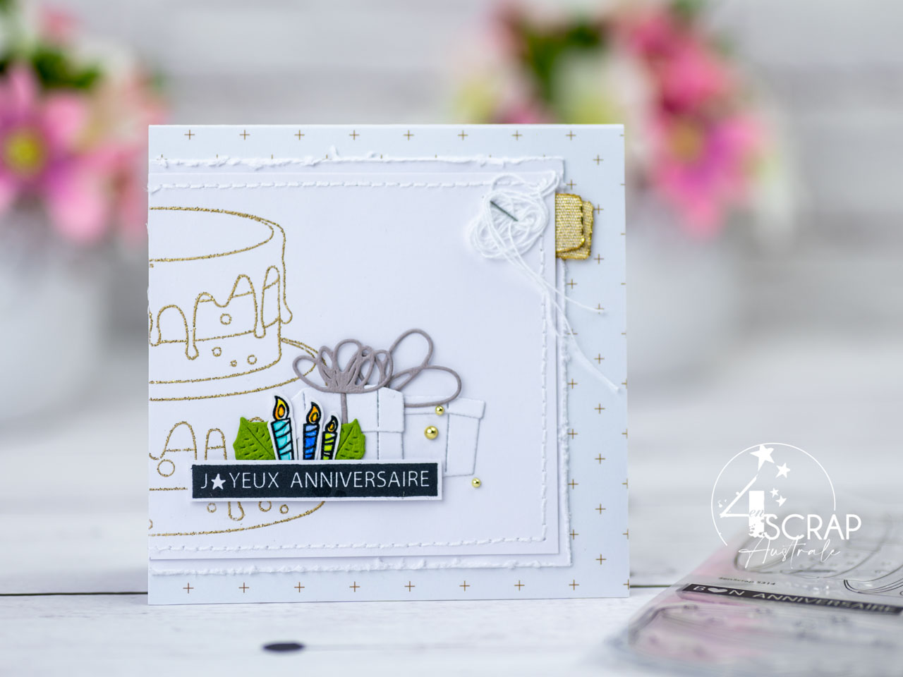 Création d'un duo de cartes miroir pour anniversaires avec gâteau embossé à la poudre pailletée dorée, fleurs et bougies à l'aquarelle et quelques feuillages pour mettre en avant la collection anniversaire de 4enscrap.