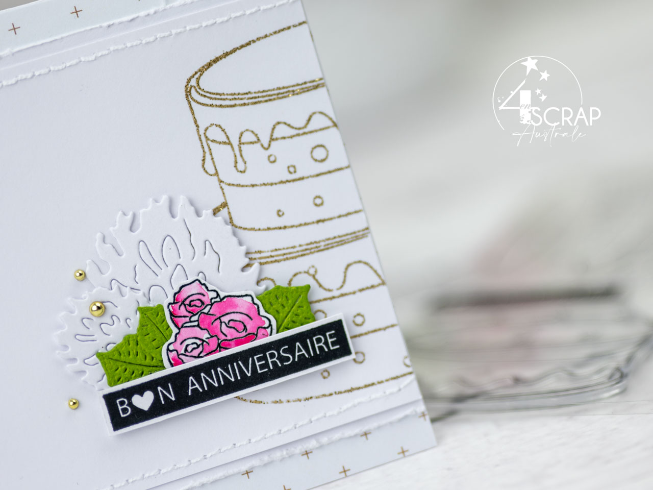 Création d'un duo de cartes miroir pour anniversaires avec gâteau embossé à la poudre pailletée dorée, fleurs et bougies à l'aquarelle et quelques feuillages pour mettre en avant la collection anniversaire de 4enscrap.