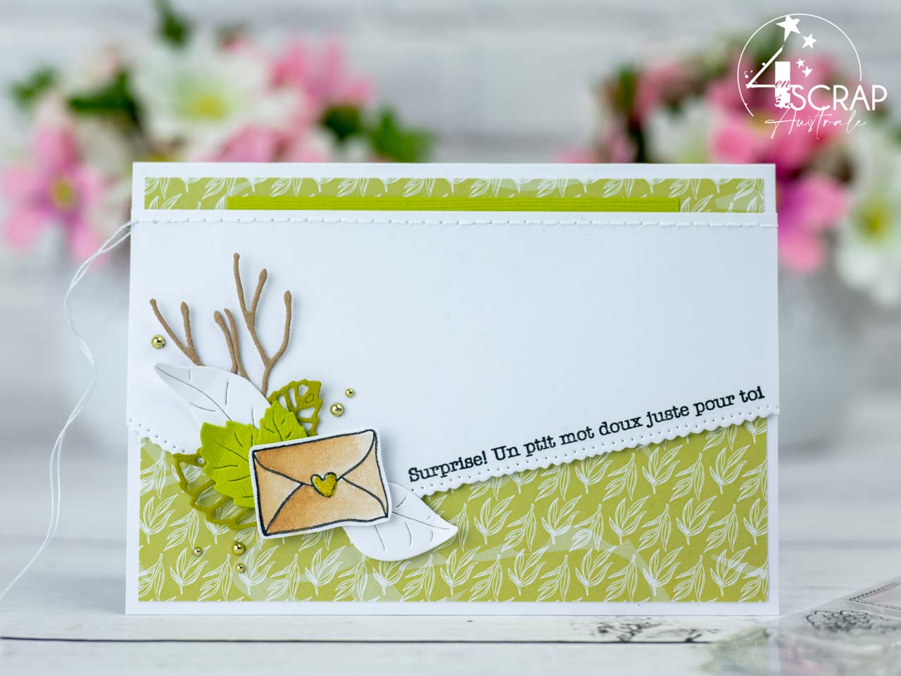 Création d'une carte d'amitié avec enveloppe à coeur, feuillages et petit mot doux.