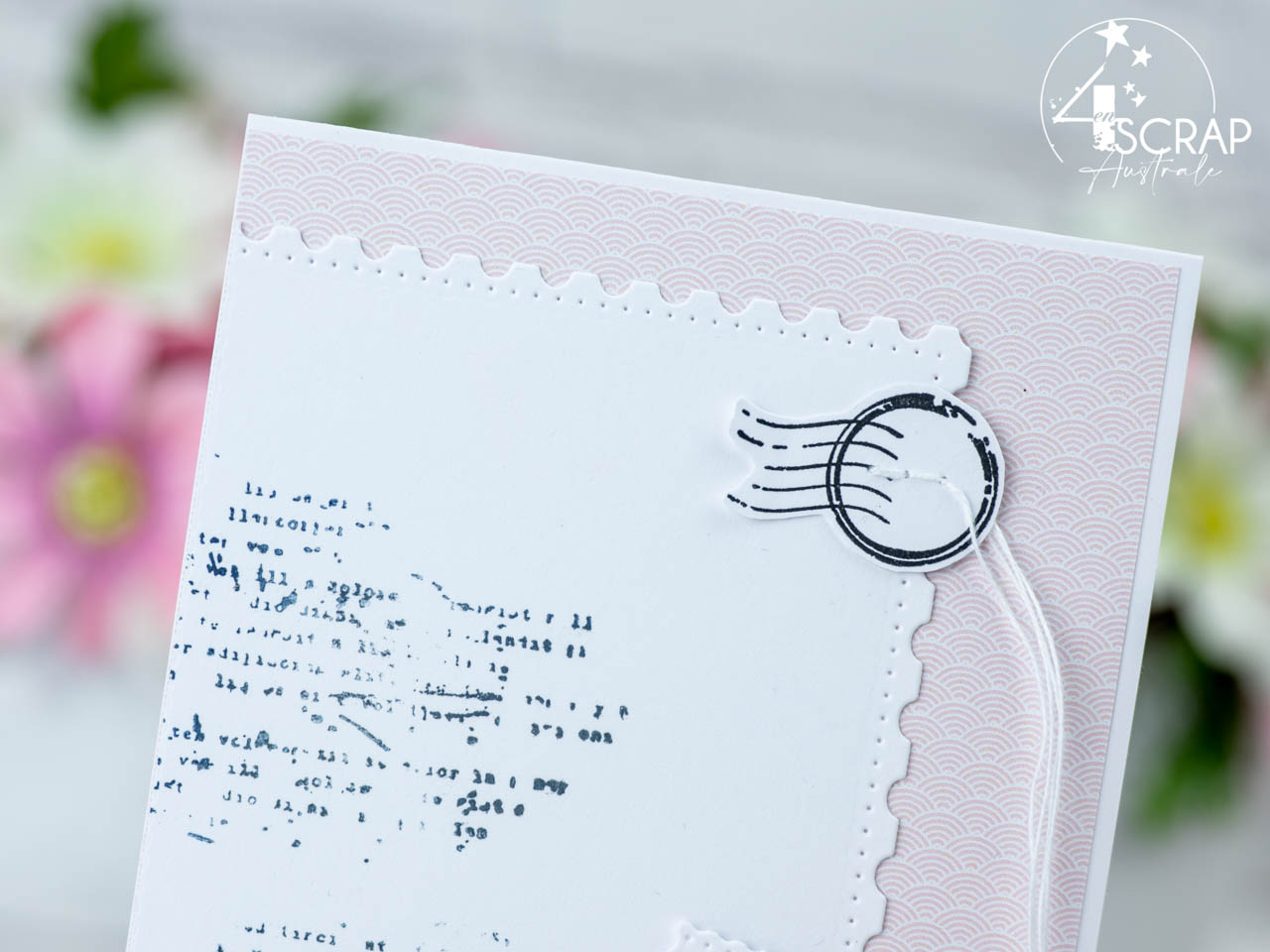 Création d'une carte d'amitié avec découpes timbres, petits coeurs et feuillages.