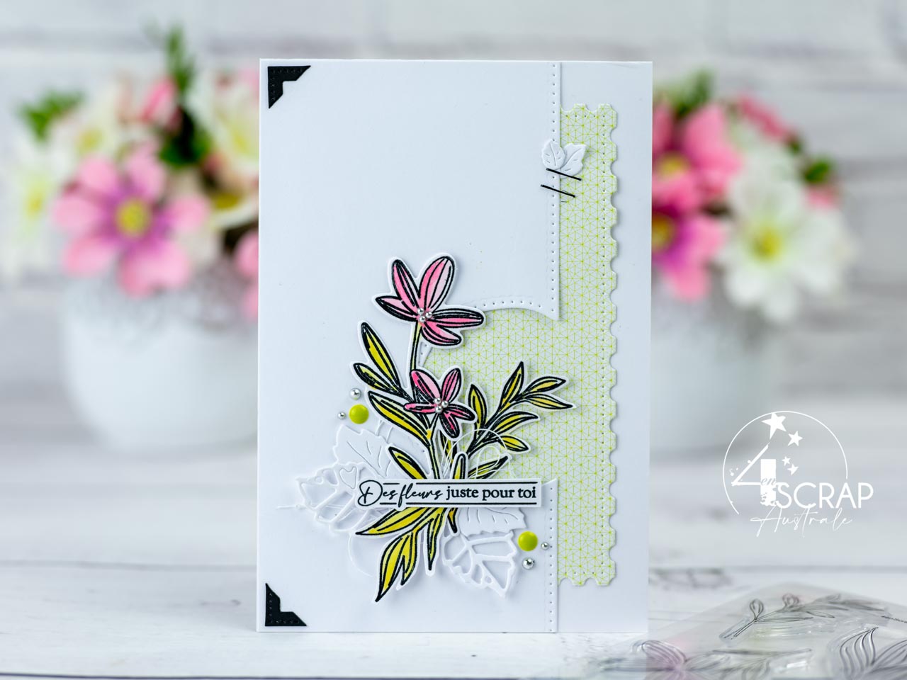 Création d'un ensemble composé d'une carte, d'une étiquette et d'une enveloppe coordonnée avec les jolies fleurs et feuillages de la collection printemps de 4enscrap.