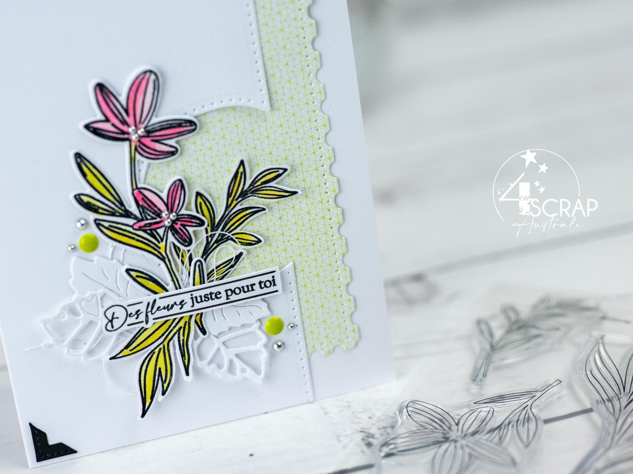 Création d'un ensemble composé d'une carte, d'une étiquette et d'une enveloppe coordonnée avec les jolies fleurs et feuillages de la collection printemps de 4enscrap.