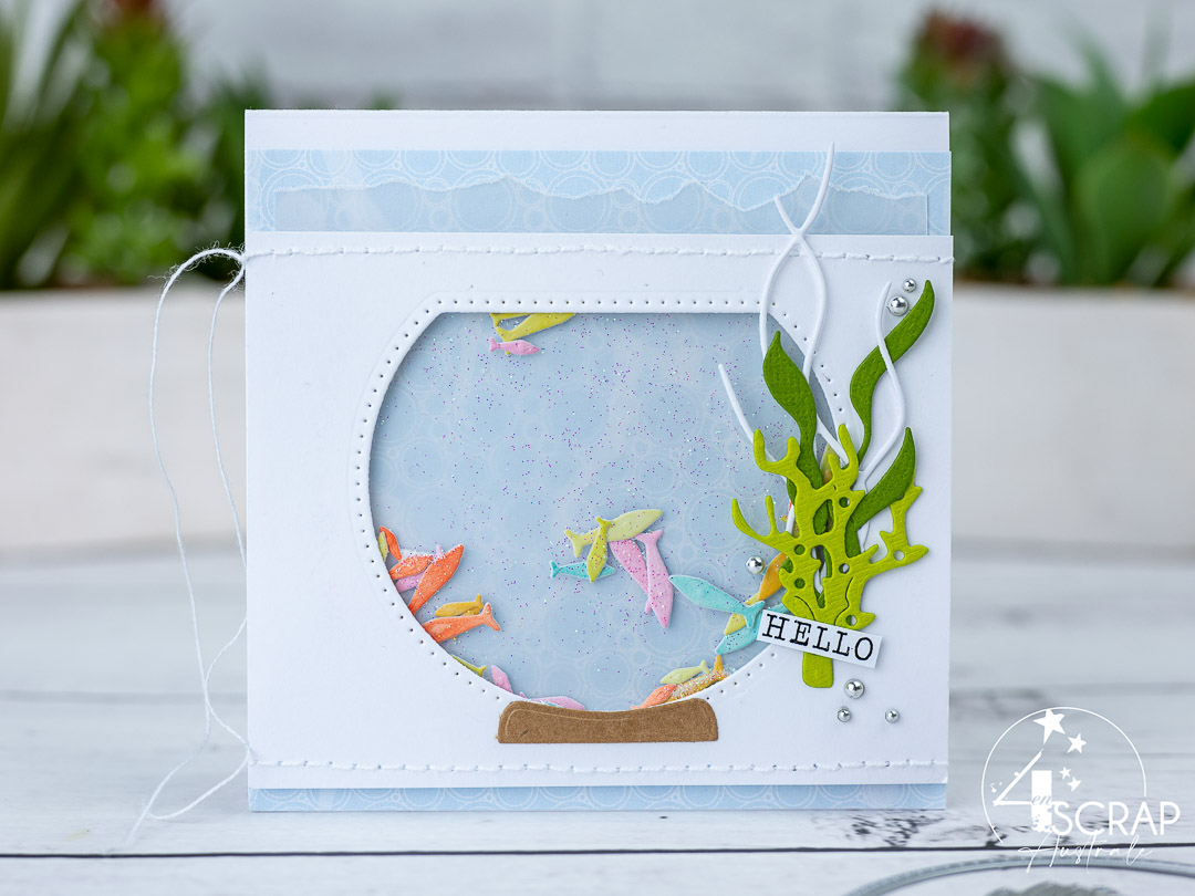 Création d'une carte à secouer sur le thème Sous l'océan de 4enscrap. Elle mets en scène d'adorables petits poissons de toutes les couleurs dans un aquarium de paillettes.