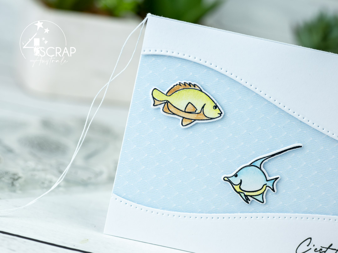 Création d'une carte d'anniversaire sur le thème Nager dans le bonheur de 4enscrap. On y voit trois petits poissons entre deux vagues.