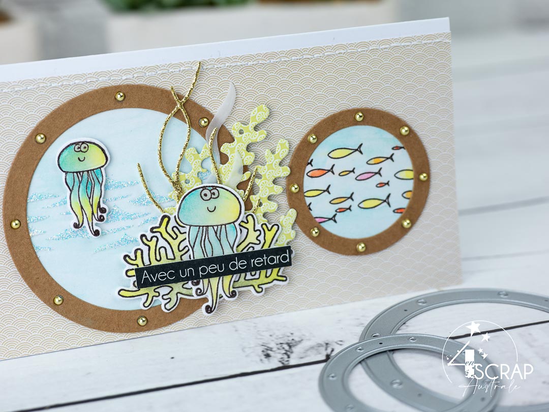 Création d'une carte longue pour anniversaire sur le thème Sous l'océan de 4enscrap. On y des bancs de poissons et de jolies méduses au travers de hublots.