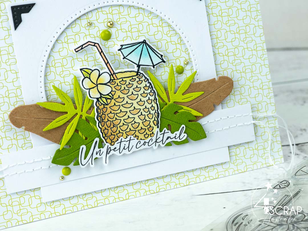 Création d'une carte sur le thème Tchin de 4enscrap. Elle est composée d'un cocktail ananas et feuillages exotiques.
