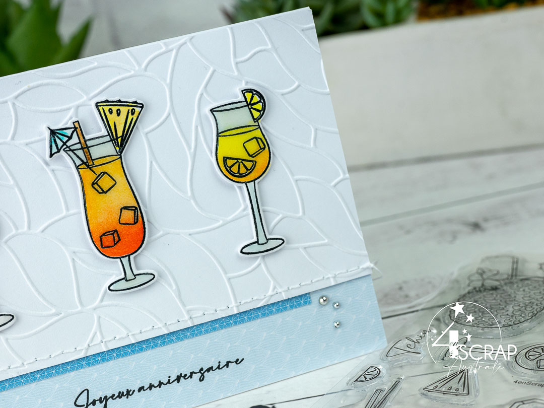 Création d'une carte sur le thème Tchin de 4enscrap. Elle est composée de 3 verres à cocktails sur fond texturé.