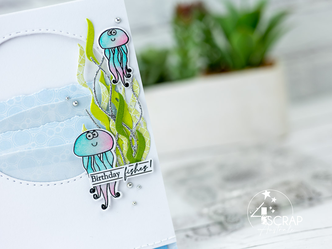 Création d'une carte et d'une étiquette cadeau pour anniversaire sur le thème Nager dans le bonheur de 4enscrap. Sur la carte on y trouve les jolies petites méduses et sur l'étiquette un adorable hippocampe.