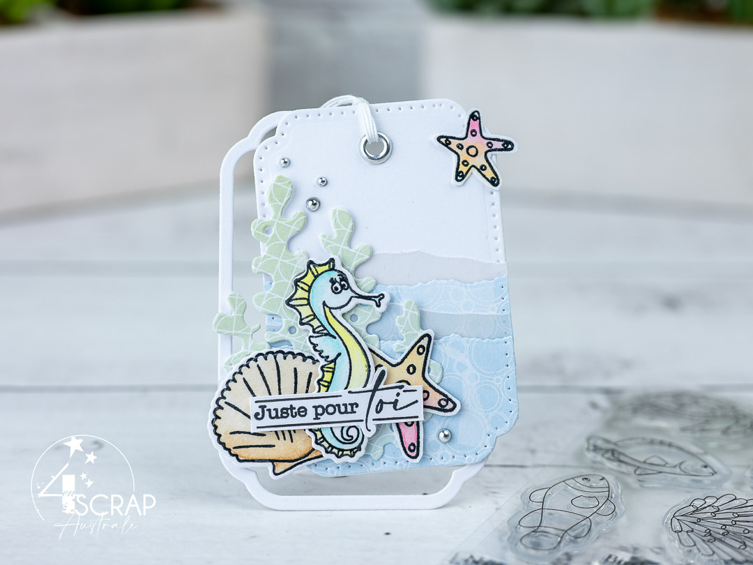 Création d'une carte et d'une étiquette cadeau pour anniversaire sur le thème Nager dans le bonheur de 4enscrap. Sur la carte on y trouve les jolies petites méduses et sur l'étiquette un adorable hippocampe.