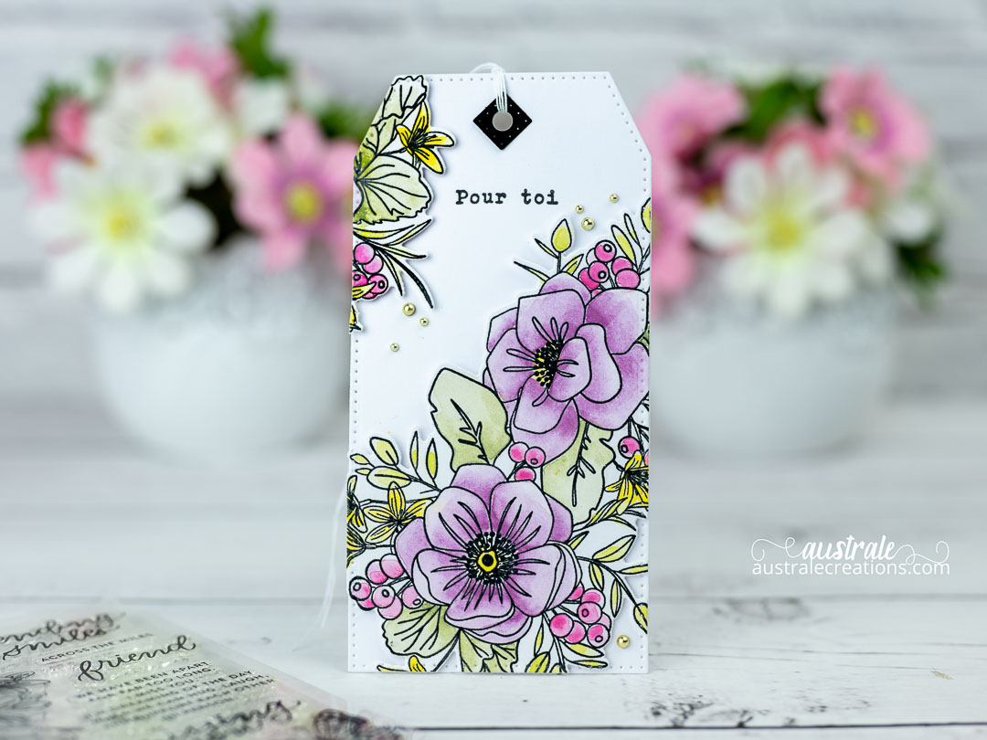 Création d'un ensemble pour la fête des mères. Il est composé d'une carte et d'une étiquette cadeau avec les jolies fleurs de Simon Says stamp mise en couleurs à l'aquarelle.