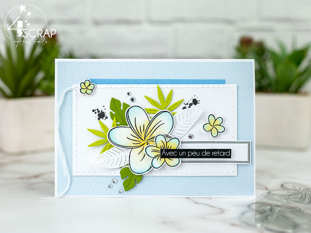 4enscrap : Inspiration Bingo d'Eva - Création d'un duo composé d'une carte et d'une étiquette cadeau pour anniversaire avec fleurs de frangipanier et feuilles exotiques.