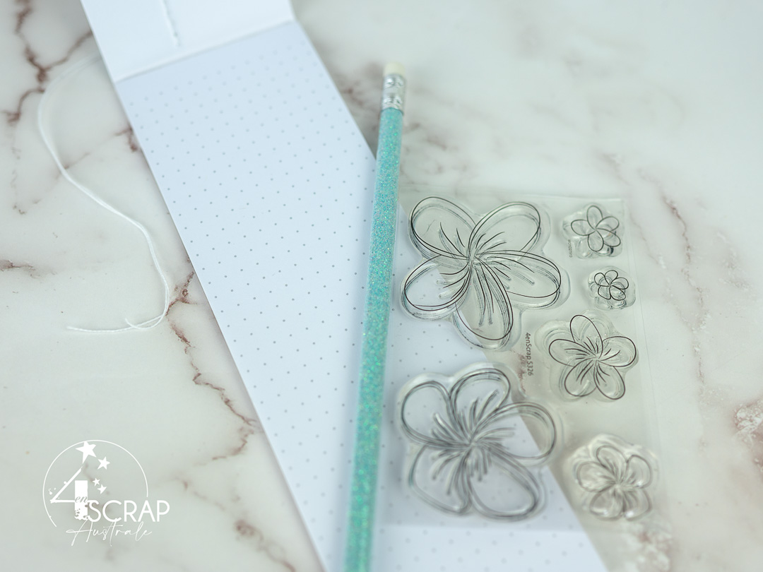 4enscrap : Invitation à créer - Création d'un carnet de notes avec fleurs de frangipanier et feuilles exotiques.
