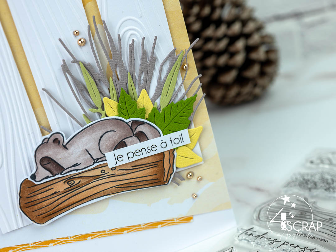 Création d'une carte d'amitié avec un adorable raton laveur qui dort, feuillages et tronc de la collection automne de 4enscrap.