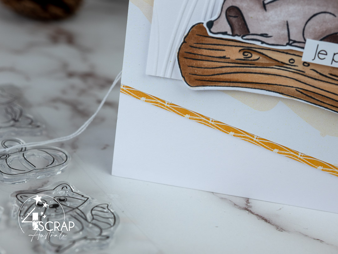 Création d'une carte d'amitié avec un adorable raton laveur qui dort, feuillages et tronc de la collection automne de 4enscrap.