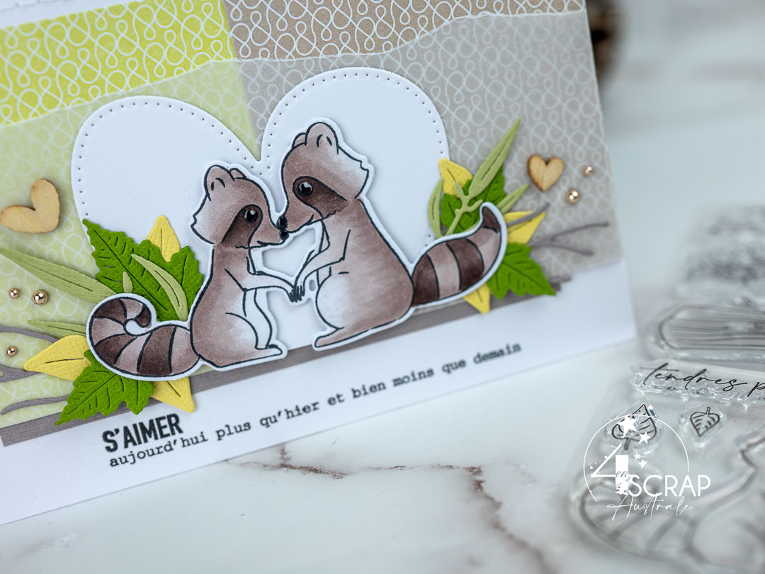 Création d'une carte sur le thème de l'amour avec un couple de ratons laveurs, feuillages et coeurs de la collection automne 2022 de 4enscrap.