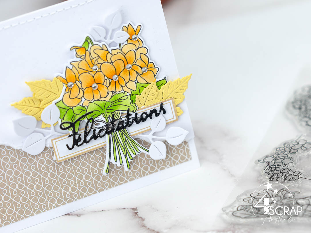 Félicitations : Création d'une carte de félicitations avec un fond kraft et un joli bouquet de fleurs de 4enscrap.