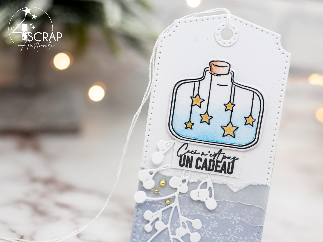 Super invitation à créer de noël : Création d'une étiquette cadeau pour Noël avec bonbonne étoilée à l'aquarelle et pigment irisé.
